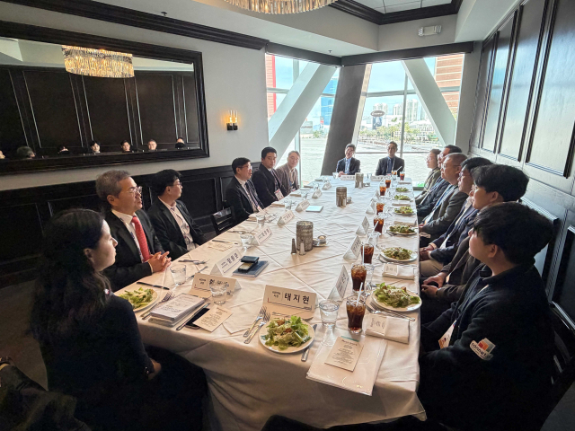 산업통상부와 코트라(KOTRA)는 CES 2026 개막일인 지난 6일(현지시간) 혁신상 수상기업 및 통합한국관 참가기업 11개사를 초청해 현장간담회를 열었다. 현장간담회에서 기업인 및 관계자들이 발언하고 있다. 코트라 제공