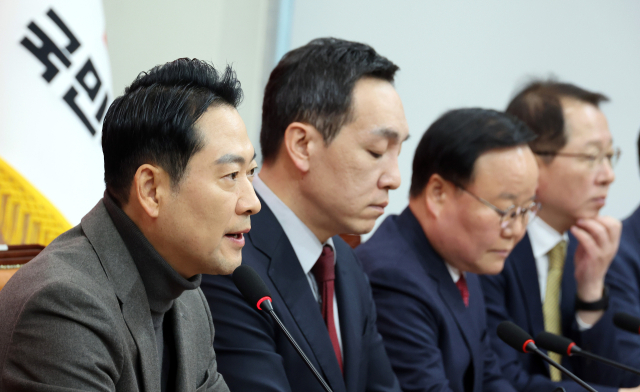 국민의힘 장동혁 대표가 8일 국회에서 열린 최고위원회의에서 모두발언을 하고 있다. 연합뉴스