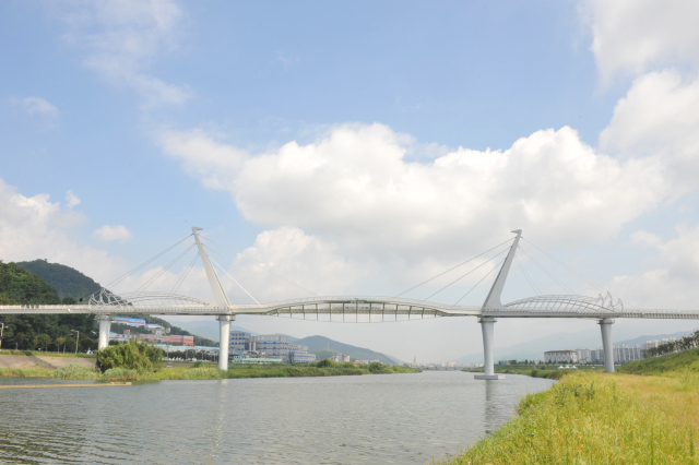 LED 조명이 설치되기 전 구름다리 전경. 양산시 제공