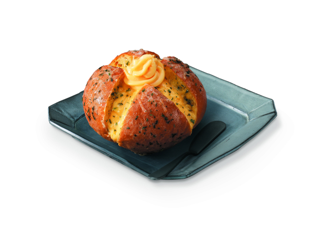 경남 남해군과 신세계푸드가 손잡고 개발한 남해마늘 네쪽빵. 남해군 제공