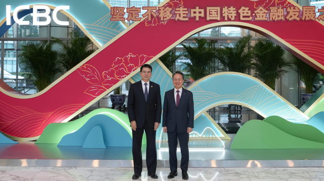 신한금융그룹은 진옥동 회장이 지난 5일 중국공상은행(ICBC)과 면담을 갖고, 글로벌 금융시장 변동성 확대에 대응한 협력 구조 고도화 및 중장기 금융 협력 방향을 논의했다고 8일 밝혔다. 이날 면담을 가진 (사진 오른쪽)진옥동 신한금융그룹 회장과 랴오 린 ICBC 회장이 기념촬영을 하고 있다. 신한금융 제공.