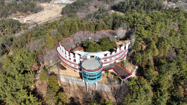 진양호 노을전망대 현재 모습. 노후화 등으로 인해 개선 요구가 꾸준히 이어졌다. 진주시 제공