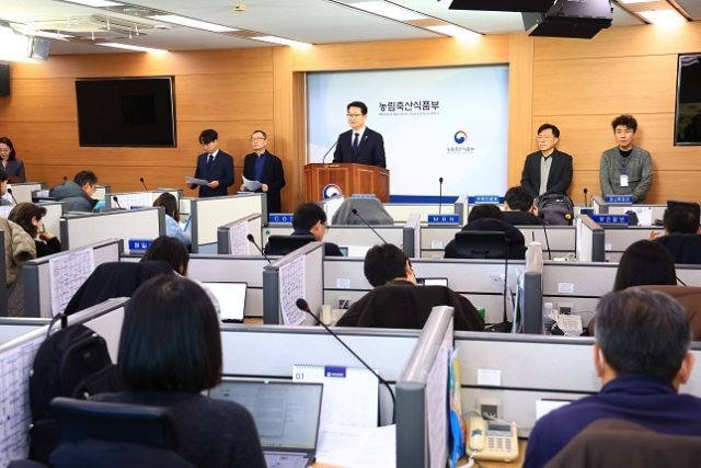 김종구 농식품부 차관이 8일 정부세종청사 농식품부 브리핑실에서 농협중앙회 특별감사에 대한 중간결과를 발표하고 있다. 농식품부 제공