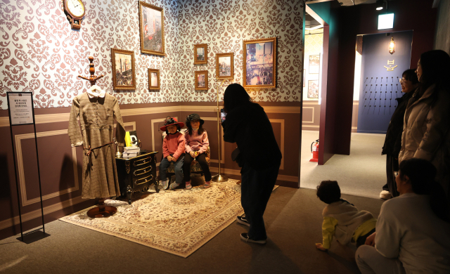 8일 부산 중구 부산영화체험박물관 전시실에 마련된 포토존에서 관람객들이 사진촬영을 하고 있다.