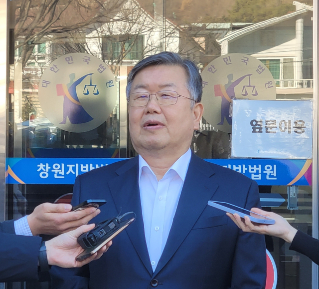 뇌물수수 혐의로 재판에 넘겨져 무죄를 선고받은 박일호 전 밀양시장이 8일 창원지법 앞에서 취재진과 질의응답을 하고 있다. 강대한 기자