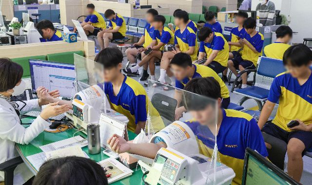 국무총리실은 올해까지 마무리할 예정이었던 ‘사회복무요원 인건비 지방 이양 전환사업’을 2030년까지 한시적으로 연장하는 방안을 두고 기획재정부·행정안전부 등과 협의 중이다. 사진은 지난해 1월 부산 수영구 부산울산지방병무청에서 병역판정검사가 실시된 모습. 부산일보DB