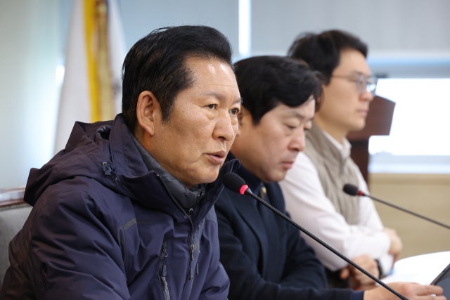 더불어민주당 정청래 대표가 7일 서울시 송파구 서울시농수산식품공사에서 열린 민생현장 최고위원회의에서 발언하고 있다. 연합뉴스