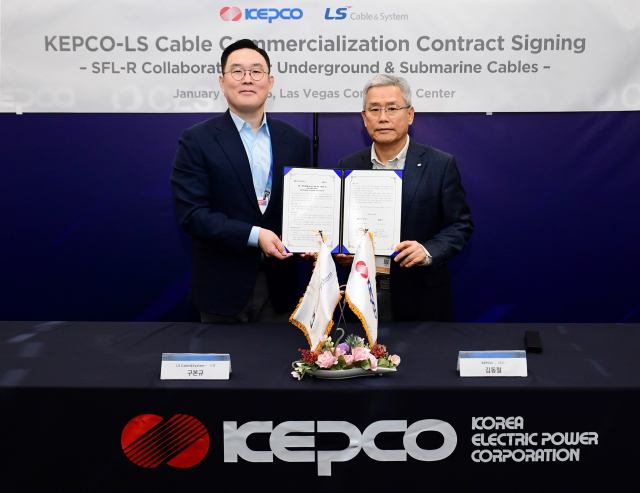 한국전력은 지난 6일 CES 2026 행사가 개최되는 미국 라스베가스에서 한전의 지중·해저케이블 상태판정 기술 SFL-R(실시간 탐지 기술)의 사업화 협력과 글로벌 시장 공동 진출을 위해 LS전선과 계약을 체결했다(왼쪽부터 구본규 LS전선 사장, 김동철 한전 사장). 한전 제공