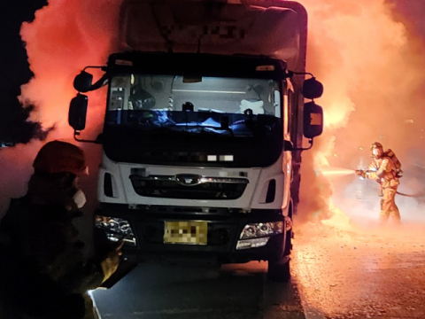 “타이어에서 펑” 고속도로 달리던 7.5t 화물차 화재