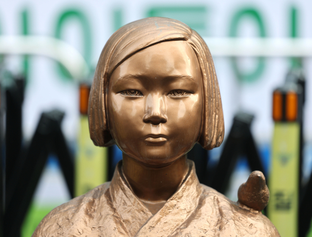 서울 종로구 옛 일본 대사관 앞 평화의 소녀상 모습. 연합뉴스