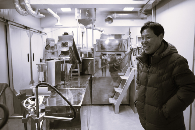 4대째 구포국수 공장의 맥을 이어오는 곽조길 씨의 구술 채록 장면. 부산근현대역사관 제공