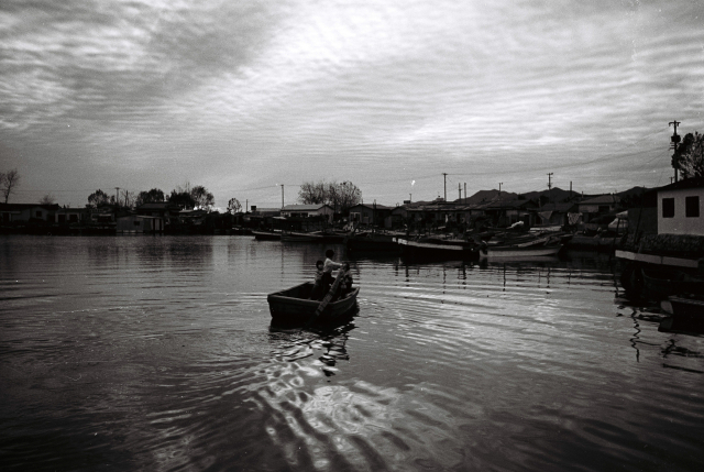 명지포구에서 나룻배를 타는 아이들 모습. 이춘근 씨의 사진 중 한 점. 부산근현대역사관 제공