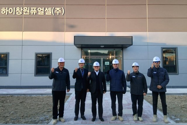 한국남부발전 윤상옥 재생에너지전무(왼쪽 세 번째)가 지난 8일 하이창원 연료전지 건설현장을 찾아 안전관리와 운영 상황을 점검한 후, 관계자들과 기념촬영을 하고 있다. 남부발전 제공