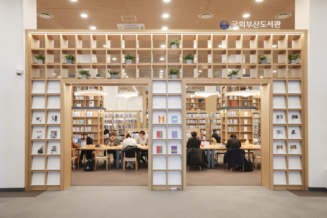 국회부산도서관 1층의 종합 자료실. 높은 층고와 밝은 조명이 개방감과 집중력을 높여준다. 정대현 기자 jhyun@