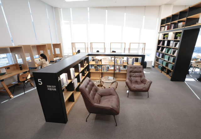 국회부산도서관만의 특징 중 하나인 의회 자료실. 부산· 울산·경남 의정 자료를 만날 수 있다. 정대현 기자 jhyun@
