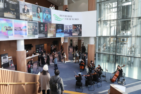 ‘낙동강 팡파레’부터 ‘말러 8번’까지… 개관 공연에 쏟아진 갈채