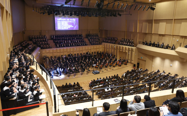부산 강서구 명지동 ‘낙동아트센터’의 개관 기념연주회가 열린 지난 10일 오후 공연에 앞서 열린 개관식에서 관객들이 시민, 예술인들의 축하 메시지 영상을 보고 있다.정종회 기자 jjh@