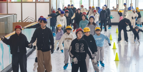 [포토뉴스] 추위에 더 붐비는 아이스링크
