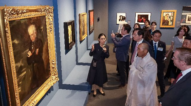 부산박물관 큐레이터가 관람객에게 전시 설명을 하고 있다. 부산일보DB