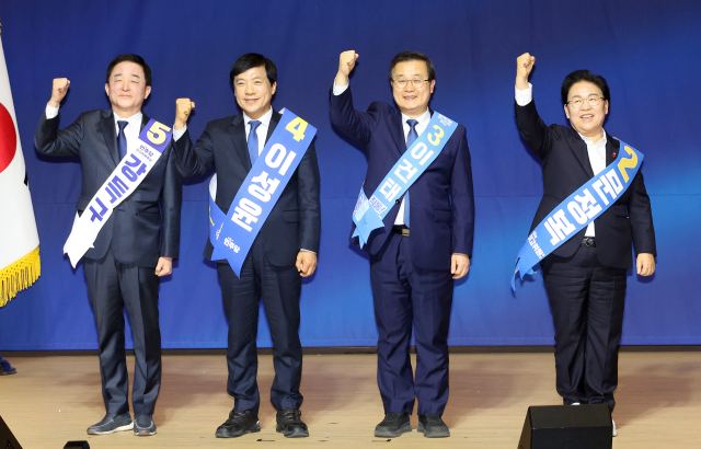 11일 국회 의원회관에서 열린 더불어민주당 최고위원 보궐선거 후보자 합동연설회에서 문정복(오른쪽부터), 이건태, 이성윤, 강득구 후보가 손을 들어 인사하고 있다. 연합뉴스