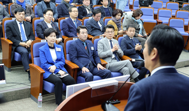 더불어민주당 원내대표와 최고위원 보궐선거에 출마한 후보 등이 11일 국회에서 열린 제2기 원내대표 선출을 위한 의원총회에서 정청래 대표의 발언을 경청하고 있다. 연합뉴스