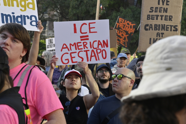 미국 로스엔젤레스에서 10일(현지 시간) 이민세관단속국(ICE) 항의 시위가 열렸다. UPI연합뉴스