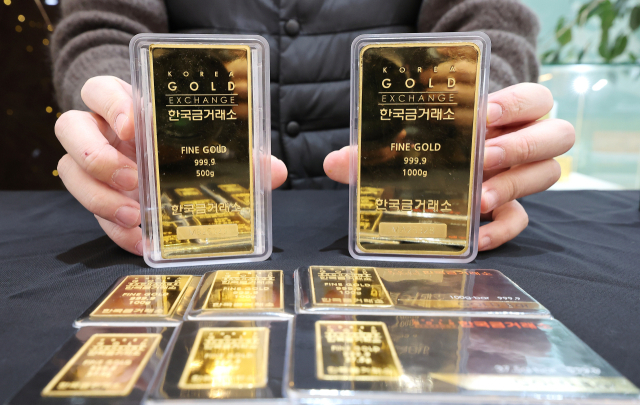 서울 종로구 한국금거래소에서 직원이 골드바를 들어보이고 있다. 연합뉴스