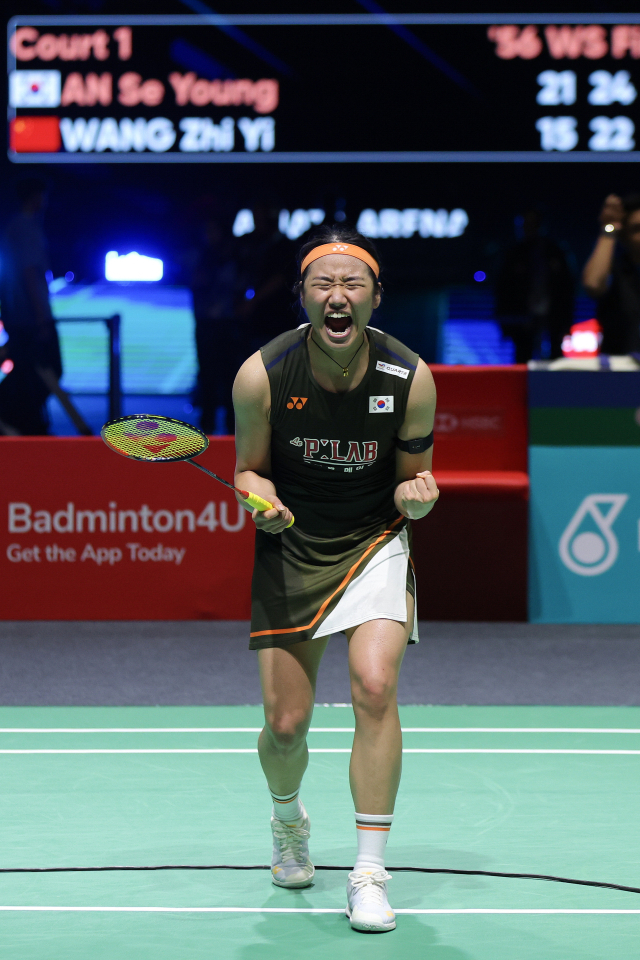 안세영이 11일 말레이시아 쿠알라룸푸르에서 열린 배드민턴 월드투어 슈퍼 1000 말레이시아오픈 결승에서 우승한 뒤 포효하고 있다. EPA연합뉴스