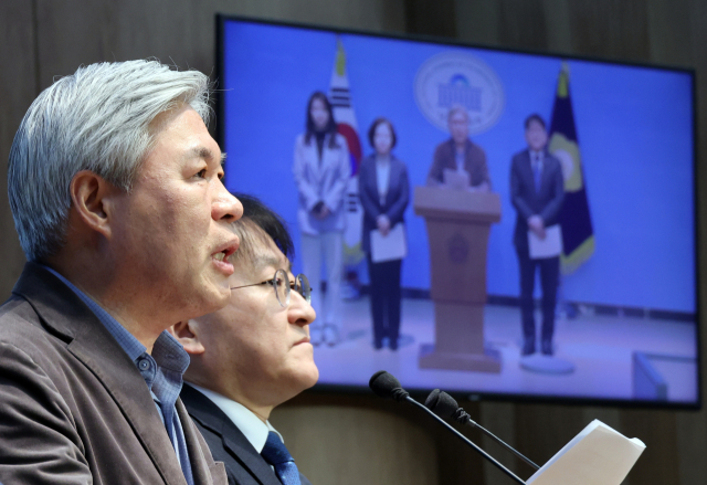 조국혁신당 서왕진 원내대표를 비롯한 공동위원장들이 11일 국회 소통관에서 기자회견을 열고 정치개혁 구상과 향후 활동 방향을 발표하고 있다. 연합뉴스