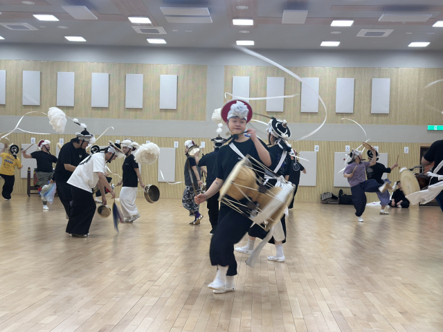 제1회 국립청년연희단 정기 공연이 오는 16~17일 국립부산국악원 연악당에서 열린다. 사진은 국립부산국악원 무용 연습실에서 연습 중이 청년연희단 단원들 모습. 김은영 기자 key66@