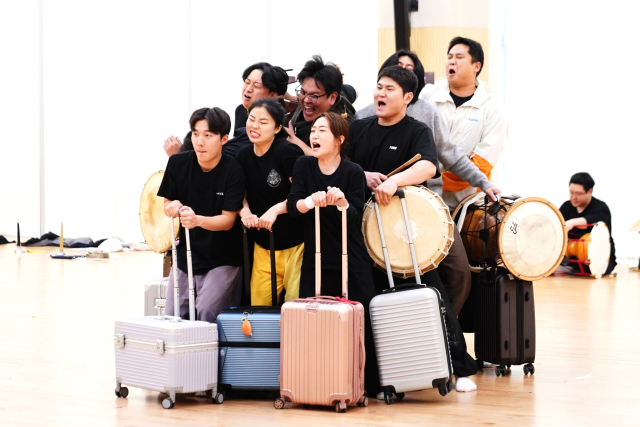 제1회 국립청년연희단 정기 공연이 오는 16~17일 국립부산국악원 연악당에서 열린다. 사진은 국립부산국악원 무용 연습실에서 연습 중이 청년연희단 단원들 모습. 전통공연예술진흥재단 제공