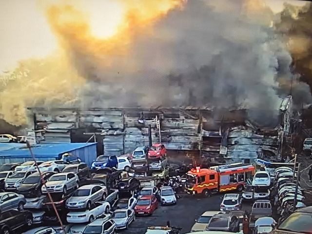 12일 오전 7시 50분께 거제시 장평동 한 폐차장에서 불이나 소방당국이 진화 작업을 벌이고 있다. 독자 제공