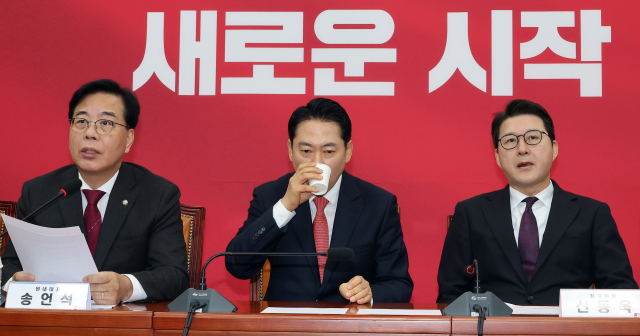 국민의힘 장동혁 대표(가운데)가 12일 국회에서 열린 최고위원회의에서 물을 마시며 목을 축이고 있다. 연합뉴스