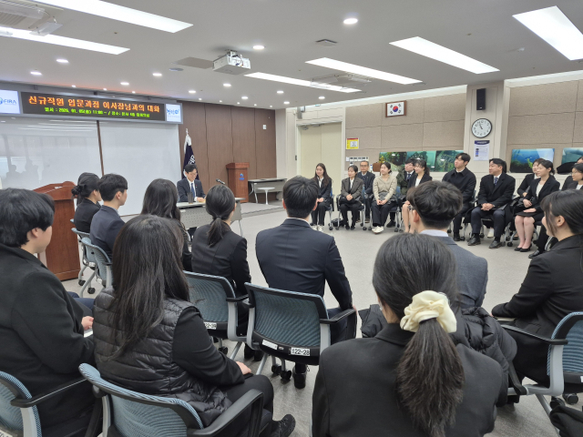 한국수산자원공단은 2025년 정규직 및 무기계약직 신규 입사자 24명을 대상으로 ‘신규직원 입문 과정 교육’을 진행한다고 12일 밝혔다. 수산자원공단 제공