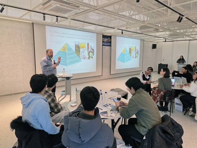 캘리포니아주립대학교 샌마코스(CSUSM) 앨런 스타일즈(Alan Styles) 교수가 국제 연구성과를 발표하고 있다. UNIST 제공