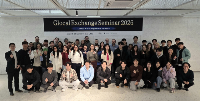 UNIST와 울산대, 미국 캘리포니아주립대학교 샌마코스 학생들이 국제 교류 세미나를 기념해 단체사진을 촬영하고 있다. UNIST 제공