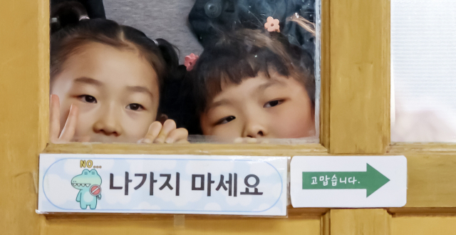 2026학년도 취학대상자 예비소집일인 지난 6일 부산 연제구 창신초등학교에서 입학을 앞둔 예비 초등학생이 교실을 살펴보고 있다. 김종진 기자 kjj1761@