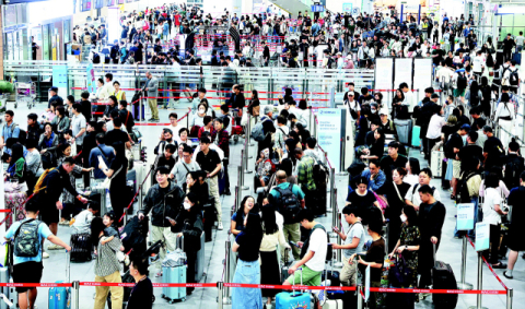 김해공항 이용객, 코로나19 이전 수준 넘어… 국제선 승객은 첫 60% 돌파