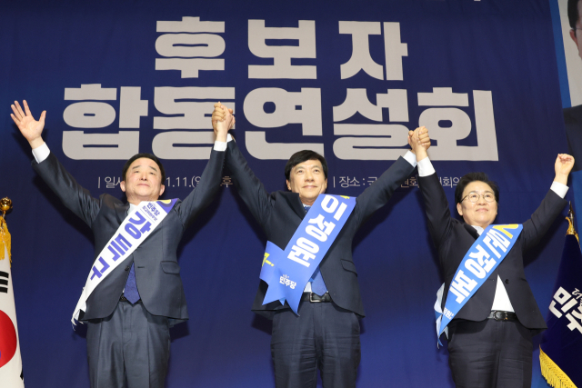 지난 11일 서울 국회 의원회관에서 열린 더불어민주당 최고위원 보궐선거 합동연설회에서 최고위원 당선 후보들이 기념 촬영하고 있다. 연합뉴스