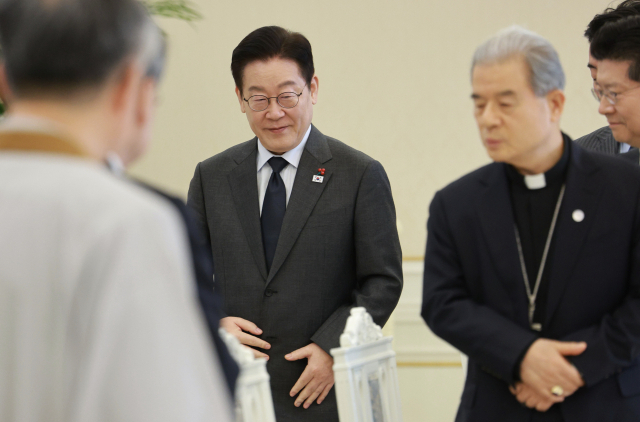 이재명 대통령이 12일 청와대에서 열린 종교지도자 초청 오찬 간담회에 입장하고 있다. 연합뉴스