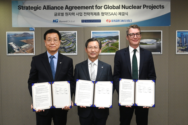 한국전력기술이 지난 8일 해외원전 사업을 위한 전략적 제휴를 체결했다(왼쪽부터 김용식 한미글로벌 사장, 김태균 한전기술 사장, Thomas Aindow T&T Country Director). 한전기술 제공