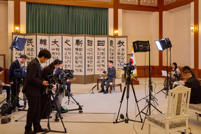 이재명 대통령이 한일 정상회담을 하루 앞둔 12일 청와대에서 일본 NHK와 인터뷰를 하고 있다. 연합뉴스