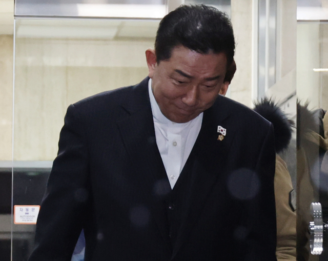 공천헌금 수수 등 각종 비위 의혹을 받는 더불어민주당 김병기 의원이 12일 서울 여의도 중앙당사에서 열린 윤리심판원 회의에 출석해 소명을 마친 뒤 당사를 나서고 있다. 연합뉴스
