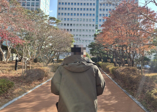 지난해 12월 11일 카자흐스탄 전 총영사 폭행 손해배상 청구 소송 마지막 변론기일에 부산지법을 찾은 부산 영사관 전 직원 A 씨. 이우영 기자