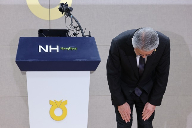 강호동 농협중앙회장이 13일 서울 중구 농협중앙회에서 농림축산식품부의 농협중앙회에 대한 특별감사 중간 결과와 관련해 대국민 사과문 발표에 앞서 인사하고 있다. 연합뉴스