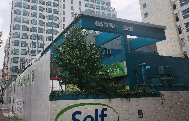 부산 지역에서 영업하는 주유소가 해마다 줄어들고 있다. 경쟁이 치열해지며 개인 사업자가 운영하는 주유소의 수익이 악화된 영향으로 풀이된다. 사진은 부산 남구 내 휴업 중인 주유소 모습. 부산일보DB