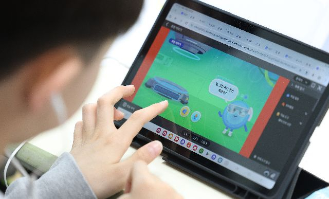 지난해 4월 10일 대구 달성군 가창면 용계초등학교에서 열린 인공지능디지털교과서(AIDT) 공개수업에서 초등학생이 AI 교과서로 공부하고 있다. 연합뉴스