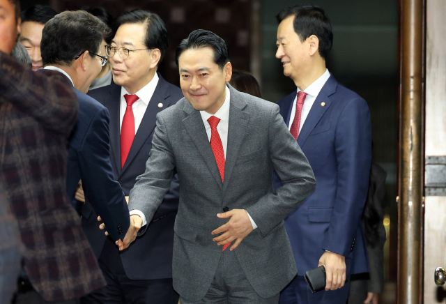 장동혁 대표와 송언석 원내대표가 13일 국회에서 열린 국민의힘 국회의원·당협위원장 연석회의 및 의원총회에 입장하고 있다. 연합뉴스