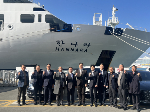 업무협약식 참석자들이 실습선 앞에서 기념사진을 촬영하고 있다.