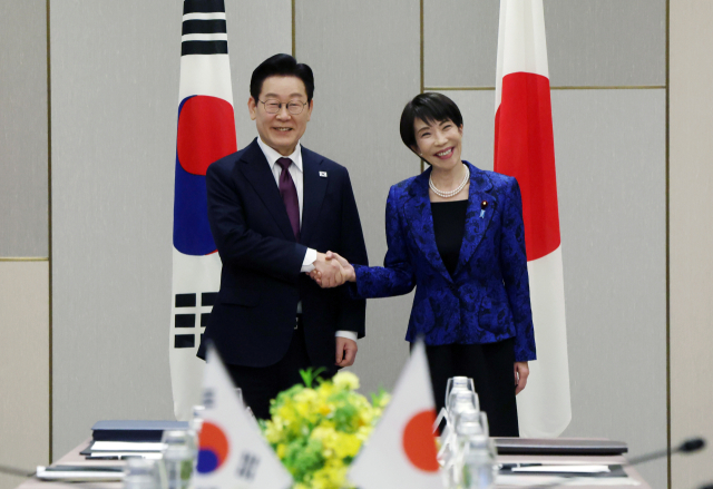 이재명 대통령과 다카이치 사나에 일본 총리가 13일 일본 나라현 정상회담장에서 확대 회담에 앞서 악수하고 있다. 연합뉴스